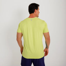 Costas da Camisetas Poliamida UV30 verde claro, com logo pequeno na parte superior.