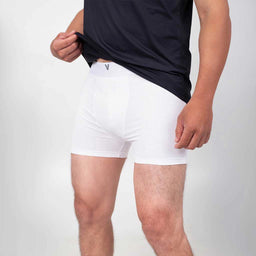Cueca boxer de poliamida Vistorr V branca, ângulo 3/4, microperfurações para ventilação