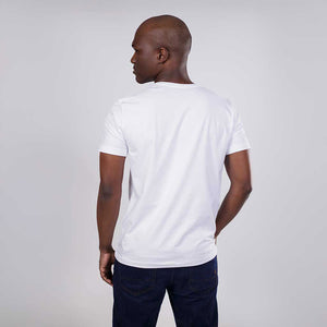 Camiseta branca Vistorr em algodão egípcio com costas lisas e caimento ajustado. 