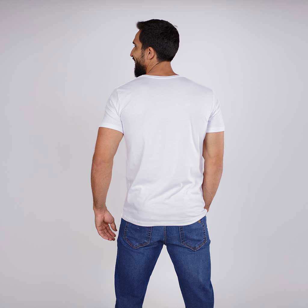 Vista traseira da camiseta branca Vistorr em algodão egípcio com acabamento premium. 