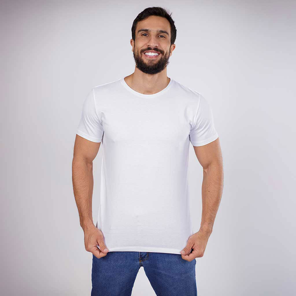 Modelo usando camiseta branca Vistorr de algodão egípcio, ideal para looks casuais. 