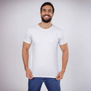 Modelo usando camiseta branca Vistorr de algodão egípcio, ideal para looks casuais. 