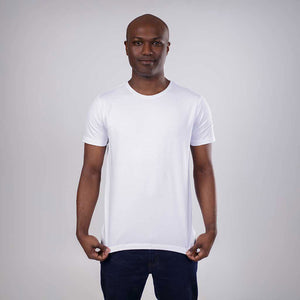 Vista frontal da camiseta branca Vistorr em algodão egípcio com design minimalista. 