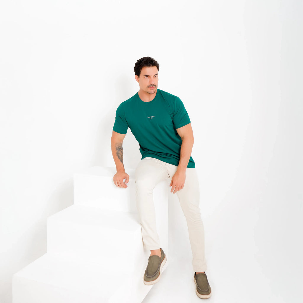 Camiseta de algodão egípcio verde Vistorr — mãos soltas, olhar à esquerda