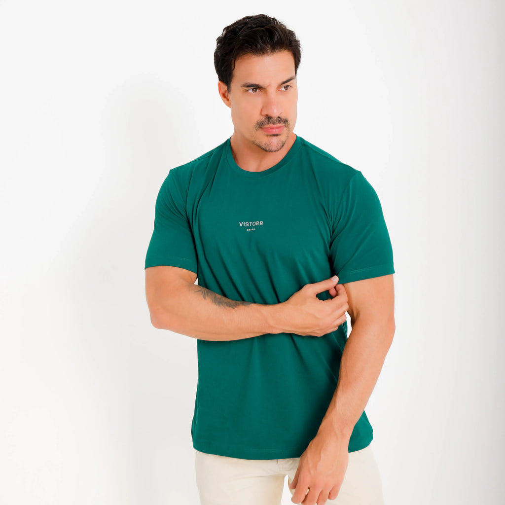 Camiseta de algodão egípcio verde Vistorr — mãos soltas, olhar à esquerda