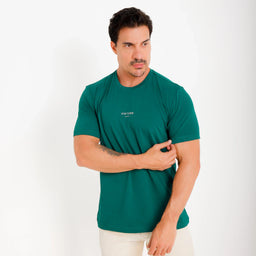 Camiseta de algodão egípcio verde Vistorr — mãos soltas, olhar à esquerda
