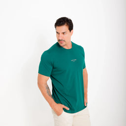 Camiseta de algodão egípcio verde Vistorr — mãos soltas, olhar à esquerda