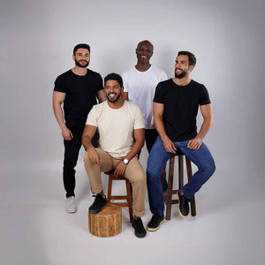 Homem sentado de frente usando camiseta de algodão casual.