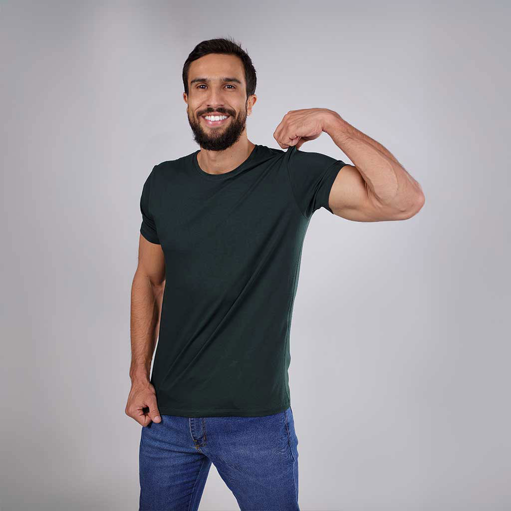 Homem sorrindo de frente vestindo camiseta verde masculina.