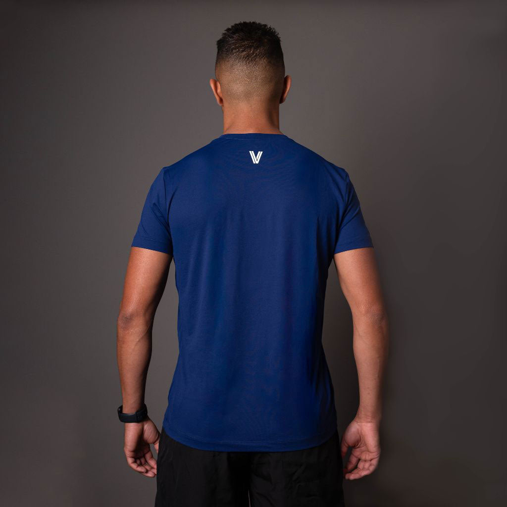 Vista traseira da camiseta de poliamida azul masculina Vistorr com logo no alto das costas. 