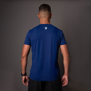 Vista traseira da camiseta de poliamida azul masculina Vistorr com logo no alto das costas. 
