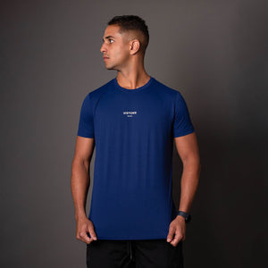Camiseta poliamida masculina azul Vistorr com logo no peito e caimento ajustado. 