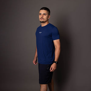 Modelo de lado usando a camiseta de poliamida azul masculina Vistorr com logo VISTORR BRASIL. 