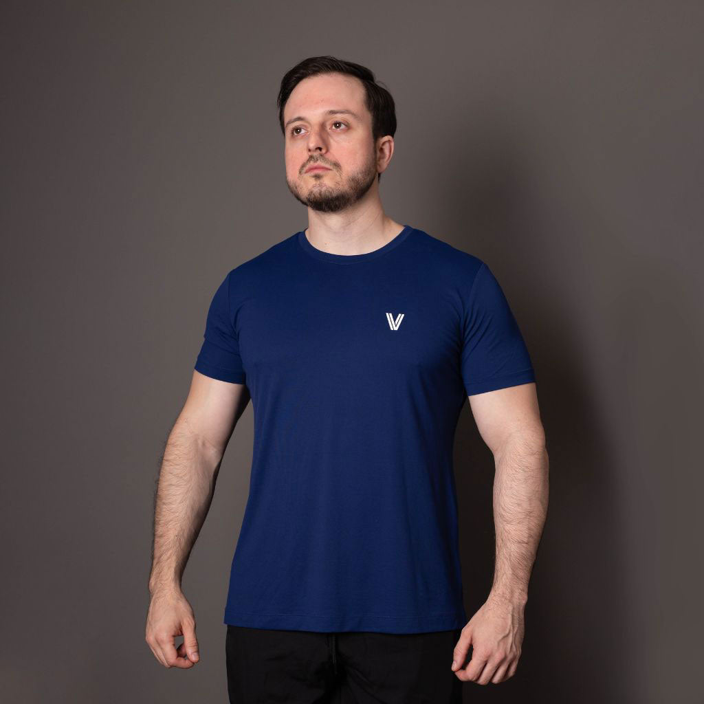 Camiseta poliamida masculina azul Vistorr V vista frontal com logo no peito. 