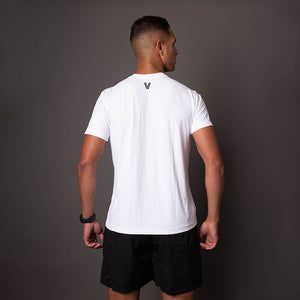 Modelo usando a camiseta branca em poliamida masculina Vistorr de costas. 