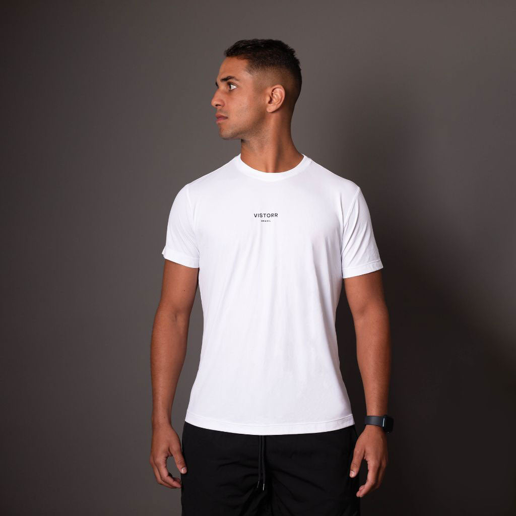 Vista frontal da camiseta branca em poliamida masculina Vistorr.
