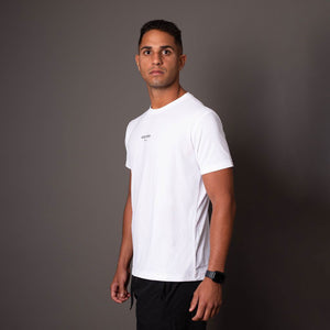 Vista lateral da camiseta branca em poliamida masculina Vistorr. 