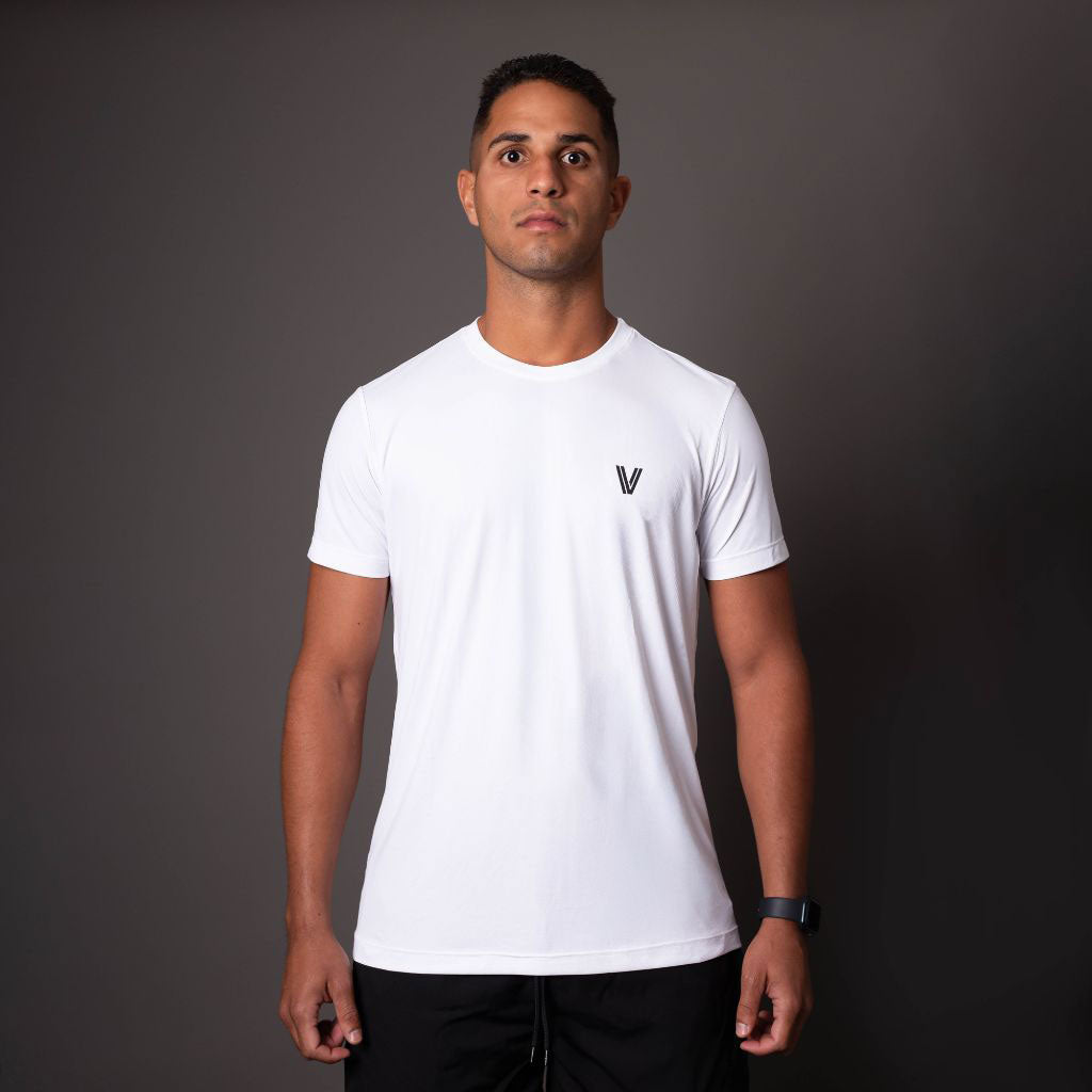 Homem de frente vestindo camiseta branca com logo no peito.