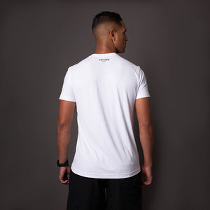 Modelo de costas usando camiseta branca em poliamida Vistorr masculina com logo discreto, ideal para treino ou casual. 
