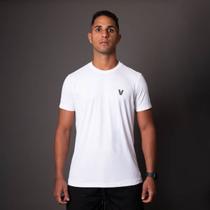 Camiseta poliamida branca masculina Vistorr com logo V no peito, caimento ajustado e visual clean. 
