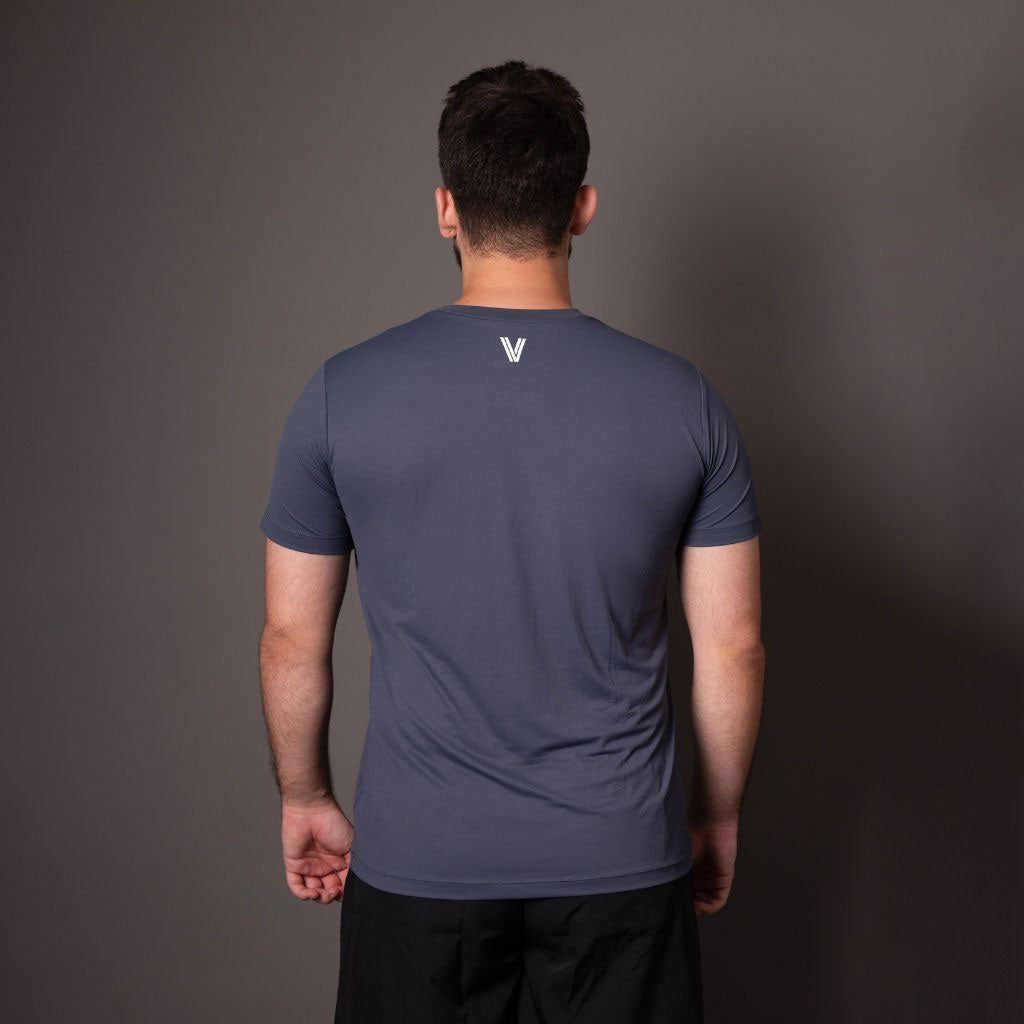 Vista traseira da camiseta de poliamida masculina cinza Vistorr com tecido leve e ajuste ao corpo. 