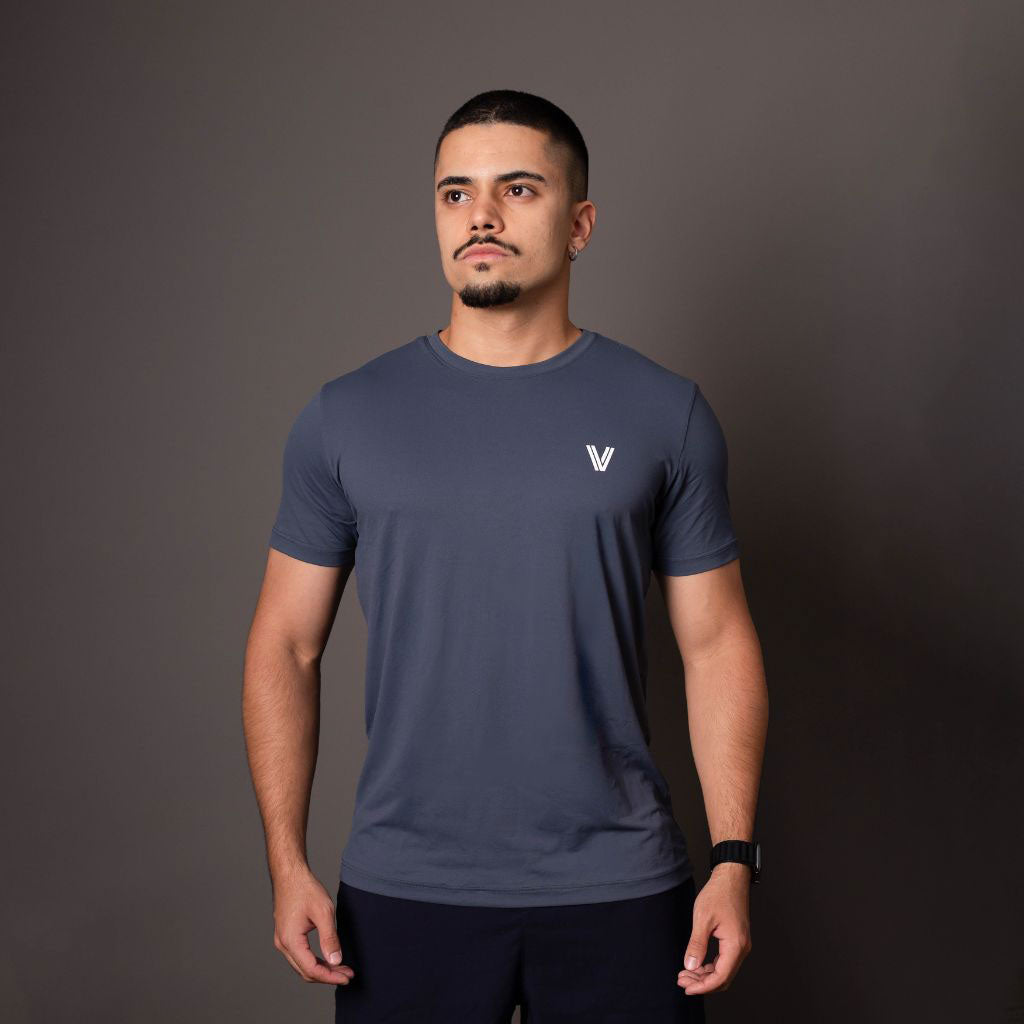 Camiseta poliamida masculina cinza Vistorr V com gola careca e logo discreto no peito, ideal para treinos. 