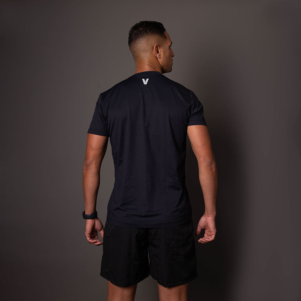 Modelo de costas usando a camiseta poliamida masculina preta Vistorr.