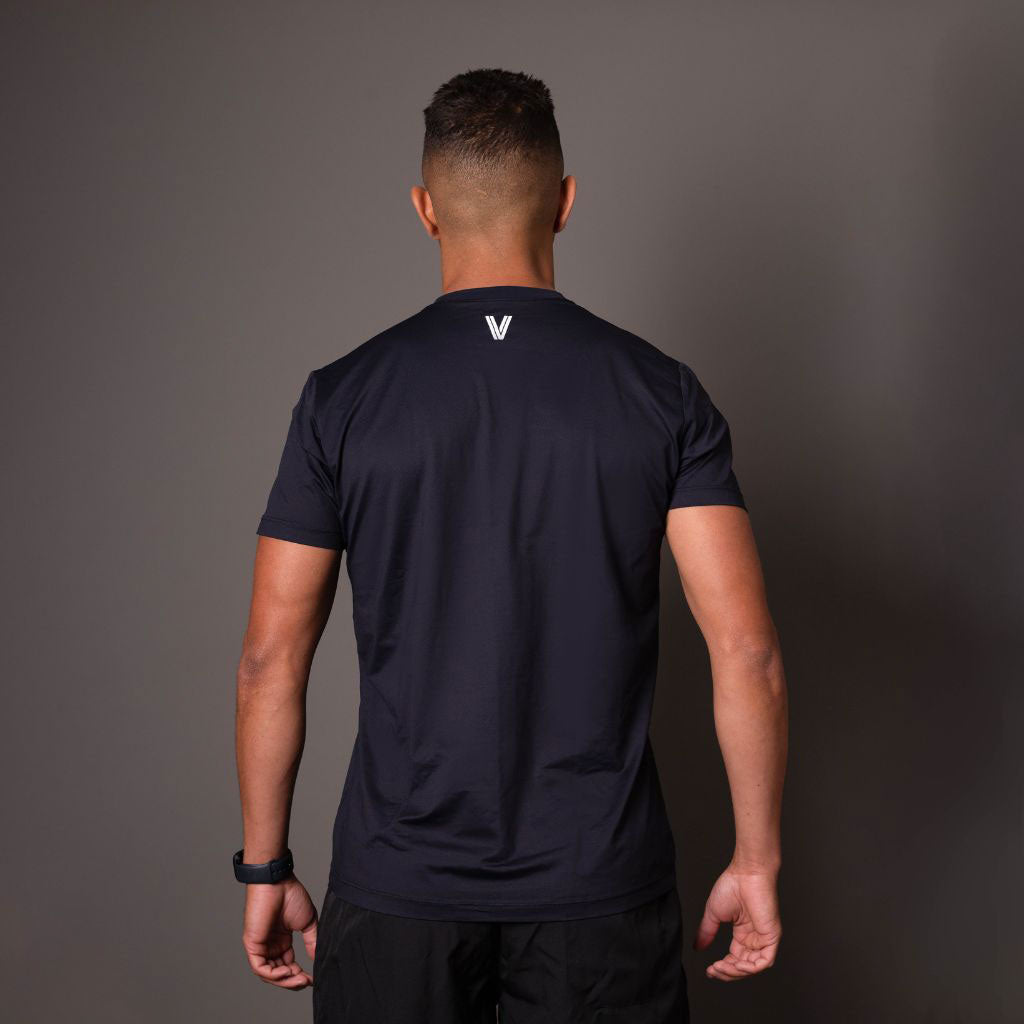 Costas da camiseta poliamida masculina preta Vistorr com modelagem reta.