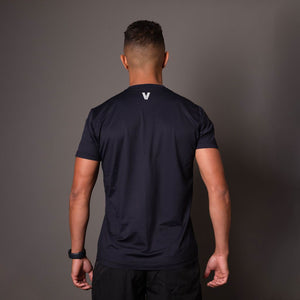 Costas da camiseta poliamida masculina preta Vistorr com modelagem reta.