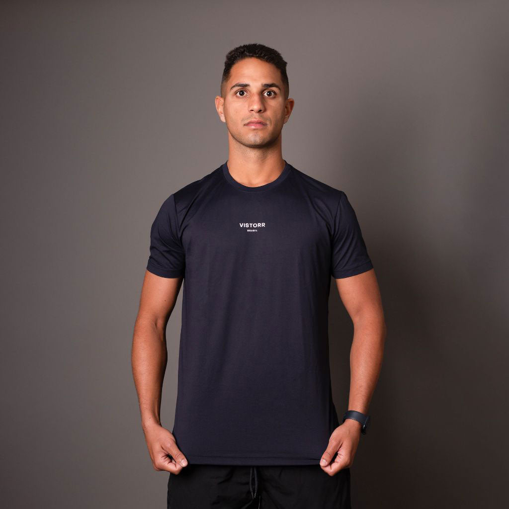Camiseta poliamida masculina preta Vistorr com logo frontal e caimento ajustado. 