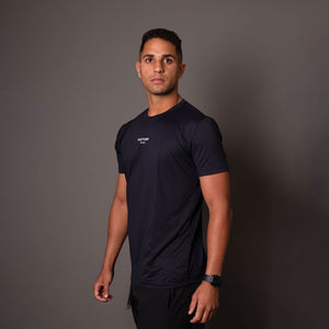 Vista lateral da camiseta poliamida masculina preta Vistorr com logo discreto.
