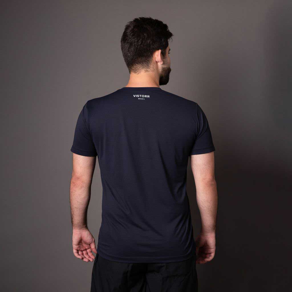 Costas da camiseta masculina preta em poliamida Vistorr com estampa discreta do logo no alto. 