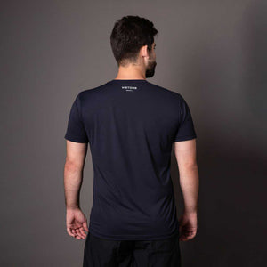 Costas da camiseta masculina preta em poliamida Vistorr com estampa discreta do logo no alto. 