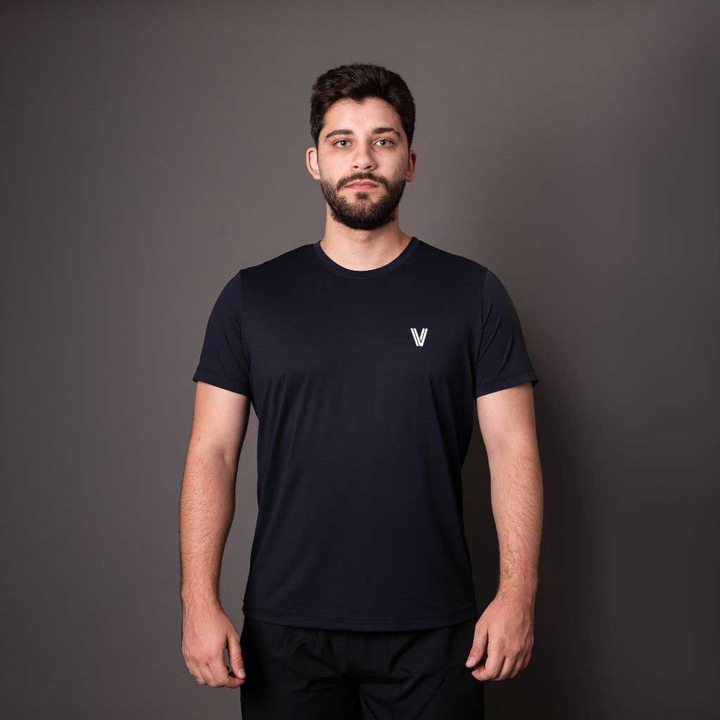 Camiseta masculina preta em poliamida Vistorr com logo V estampado no lado esquerdo do peito. 