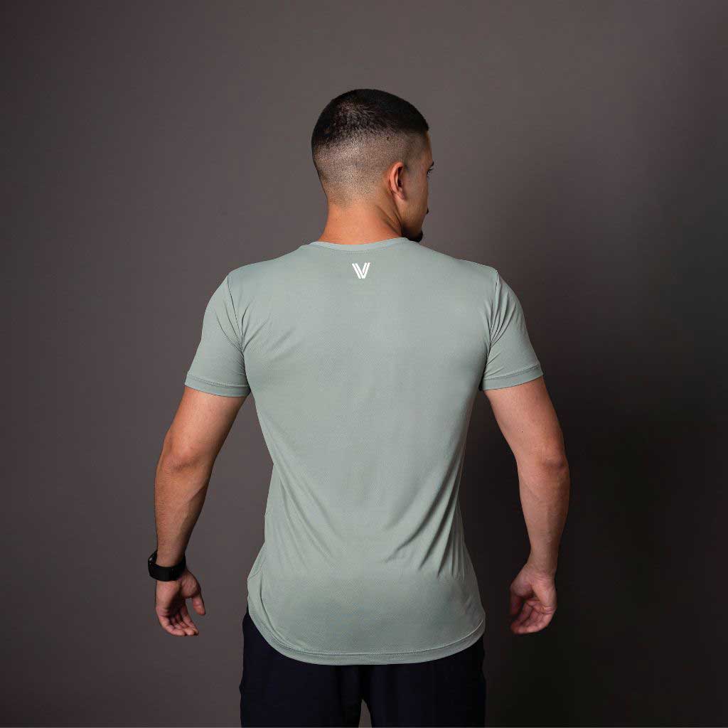 Parte traseira da camiseta Verde Musgo Vistorr V com barra curva e tecido leve