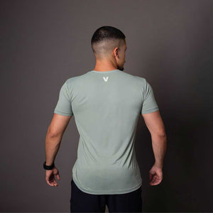 Parte traseira da camiseta Verde Musgo Vistorr V com barra curva e tecido leve