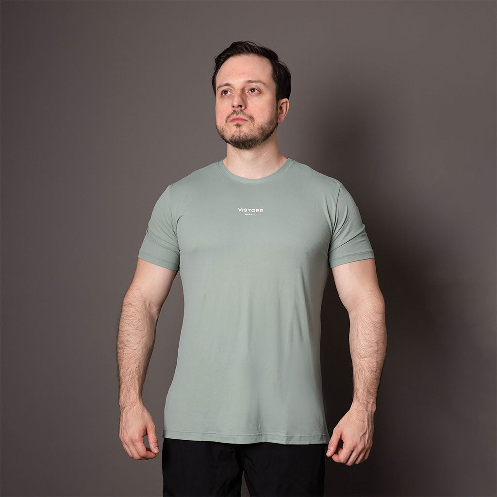 Camiseta de poliamida masculina Verde Musgo Vistorr vista de frente com estampa central