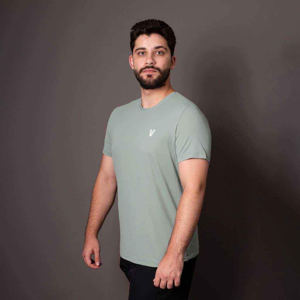 Vista lateral da camiseta verde masculina Vistorr V com caimento ajustado