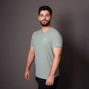 Vista lateral da camiseta verde masculina Vistorr V com caimento ajustado