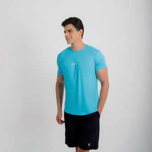 Camiseta de poliamida azul claro Vistorr Brasil — mãos soltas, olhar à esquerda