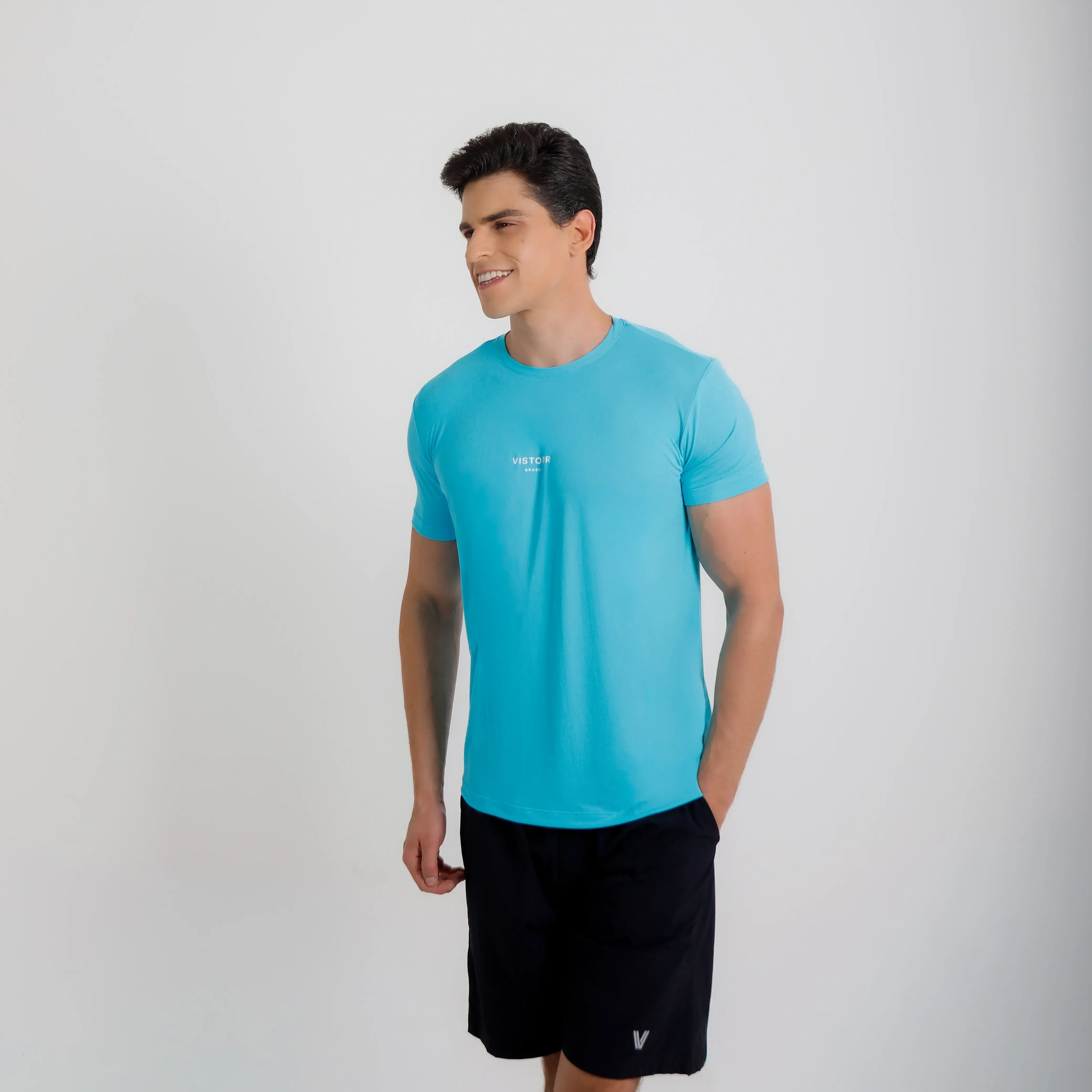 Camiseta de poliamida azul claro Vistorr Brasil — mãos soltas, olhar à esquerda