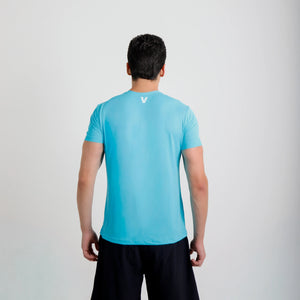 Camiseta de poliamida azul claro Vistorr Brasil — mãos soltas