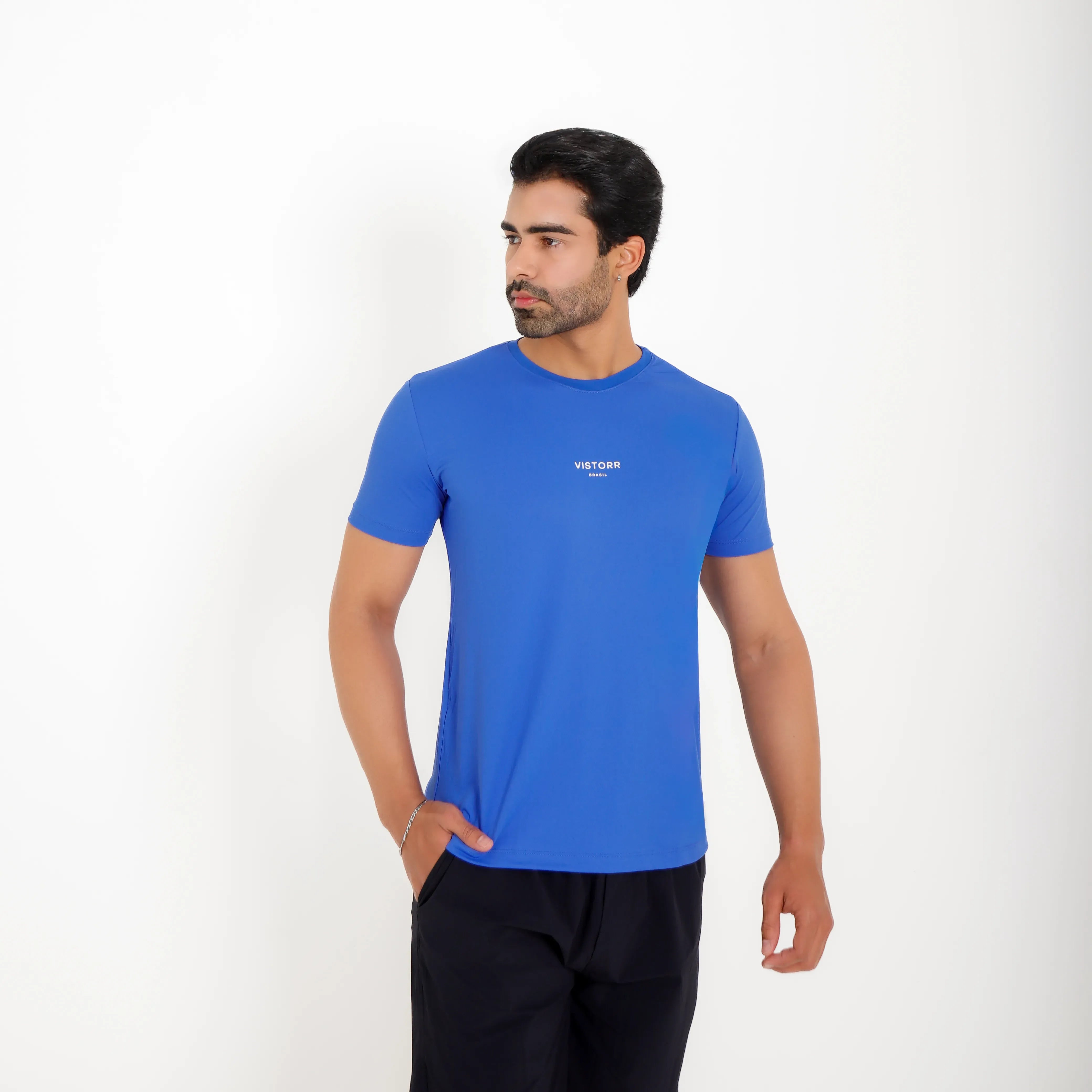 Camiseta de poliamida azul escuro Vistorr Brasil — mãos soltas