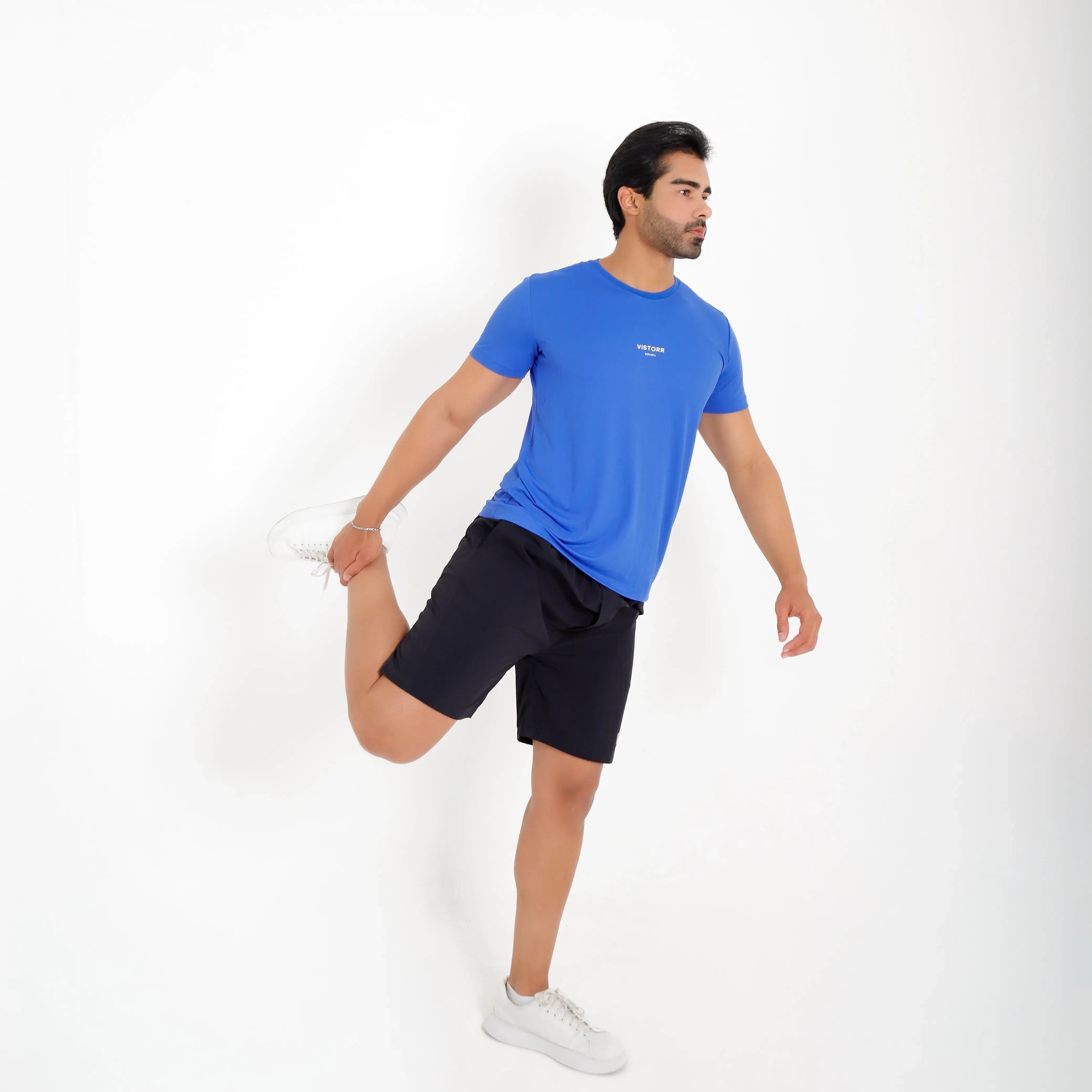 Camiseta de poliamida azul escuro Vistorr Brasil — mãos soltas