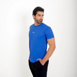 Camiseta de poliamida azul escuro Vistorr Brasil — mãos soltas, olhar à esquerda