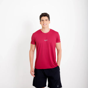 Camiseta de poliamida bordô Vistorr Brasil — mãos soltas