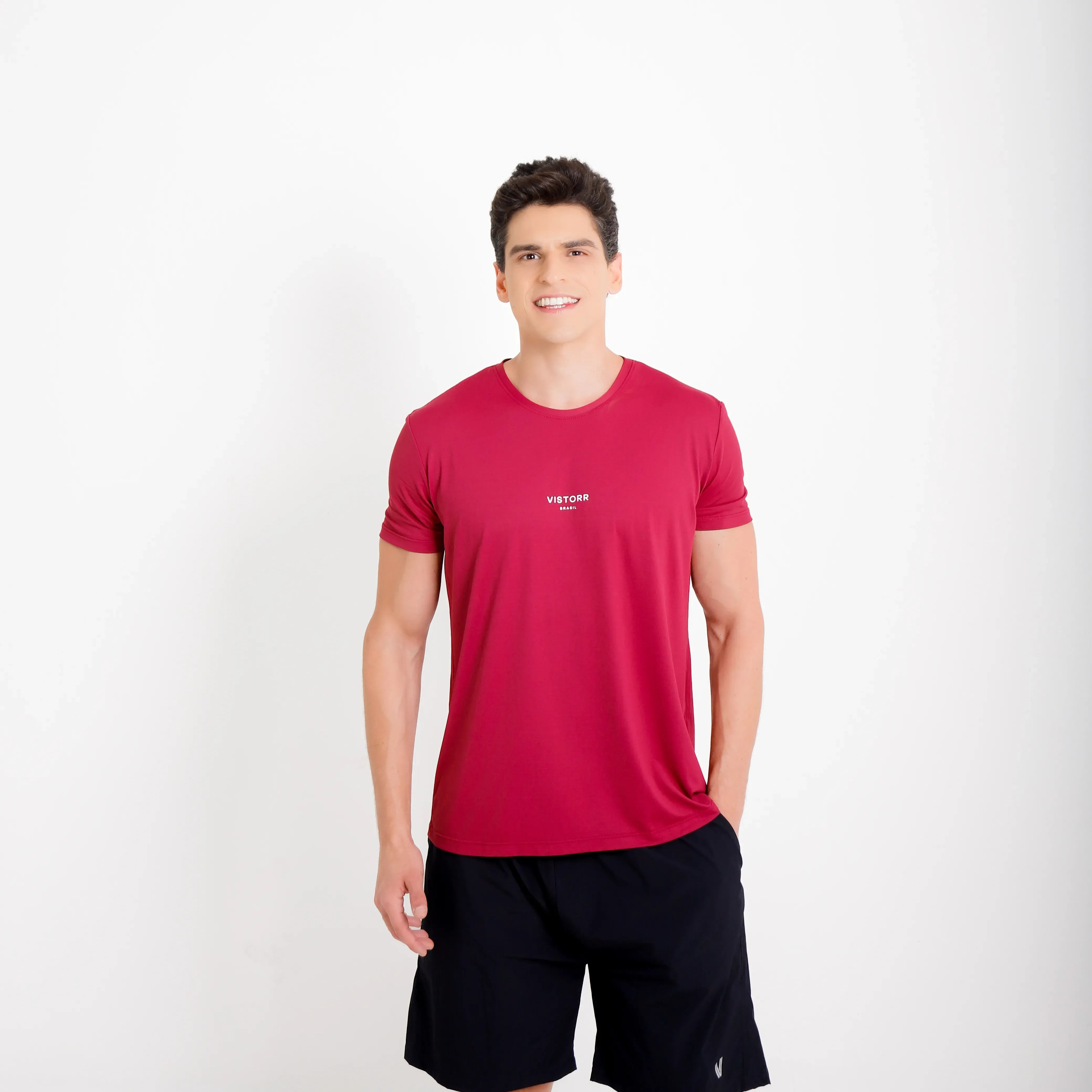Camiseta de poliamida bordô Vistorr Brasil — mãos soltas