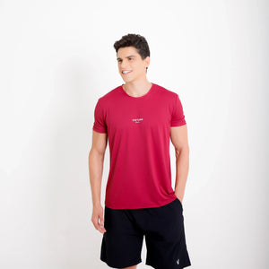 Camiseta de poliamida bordô Vistorr Brasil — mãos soltas, olhar à esquerda