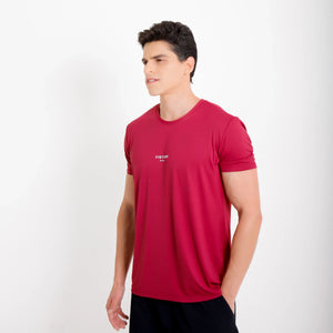Camiseta de poliamida bordô Vistorr Brasil — mãos soltas, olhar à esquerda