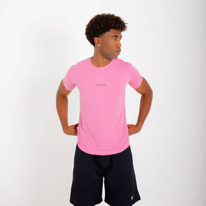 Camiseta de poliamida rosa — logo Vistorr Brasil — mãos soltas, olhar à esquerda, logo legível